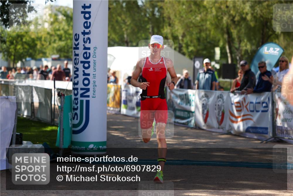 01.09.2024 - 17. Tribühne Triathlon Michael Strokosch http://msf.ph/oto/6907829 01.09.2024 11:42:51 Ziel 361 meine-sportfotos.de