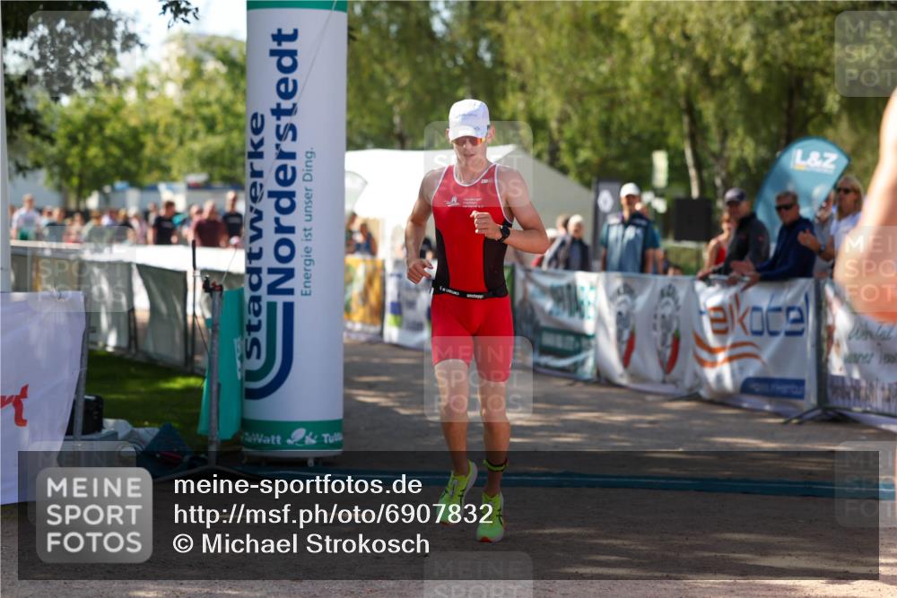 01.09.2024 - 17. Tribühne Triathlon Michael Strokosch http://msf.ph/oto/6907832 01.09.2024 11:42:51 Ziel 361 meine-sportfotos.de