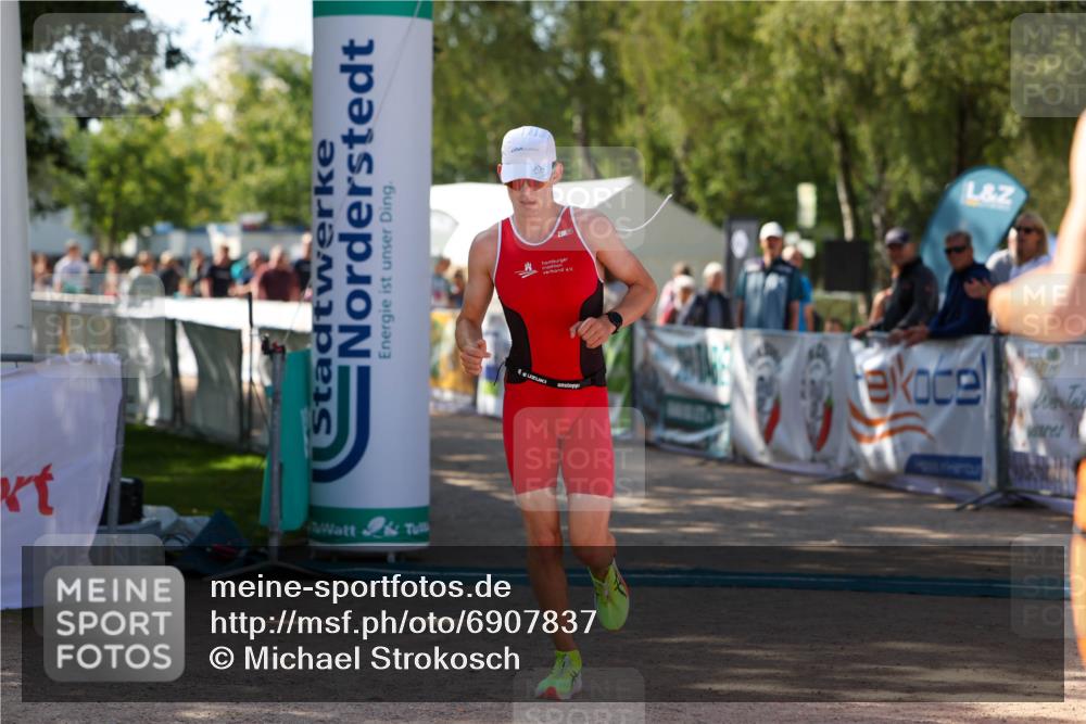 01.09.2024 - 17. Tribühne Triathlon Michael Strokosch http://msf.ph/oto/6907837 01.09.2024 11:42:51 Ziel 361 meine-sportfotos.de