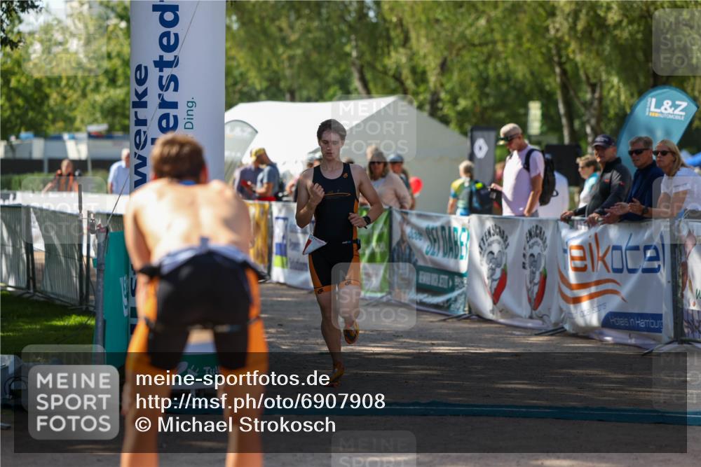 01.09.2024 - 17. Tribühne Triathlon Michael Strokosch http://msf.ph/oto/6907908 01.09.2024 11:44:22 Ziel 384 meine-sportfotos.de