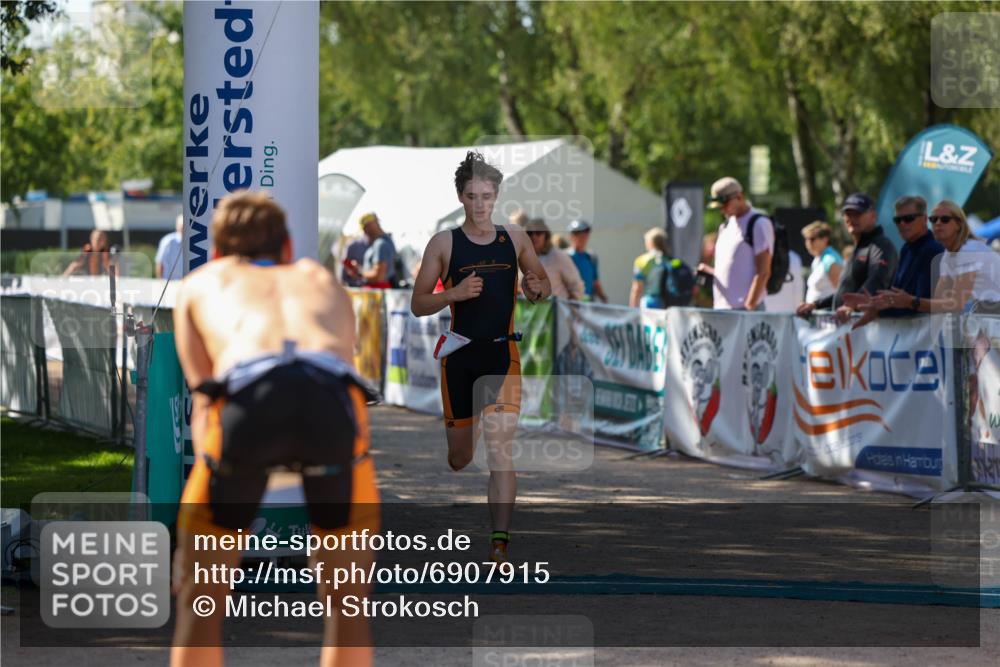 01.09.2024 - 17. Tribühne Triathlon Michael Strokosch http://msf.ph/oto/6907915 01.09.2024 11:44:22 Ziel 384 meine-sportfotos.de
