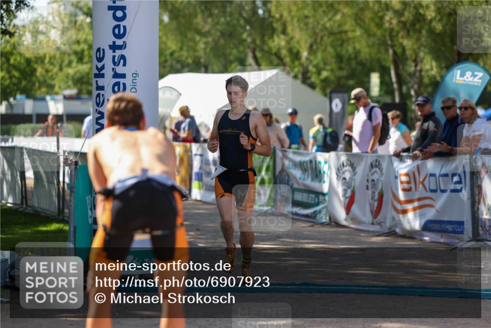 01.09.2024 - 17. Tribühne Triathlon Michael Strokosch http://msf.ph/oto/6907923 01.09.2024 11:44:22 Ziel 384 meine-sportfotos.de