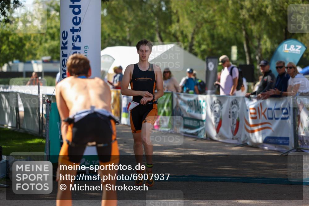 01.09.2024 - 17. Tribühne Triathlon Michael Strokosch http://msf.ph/oto/6907937 01.09.2024 11:44:23 Ziel 384 meine-sportfotos.de