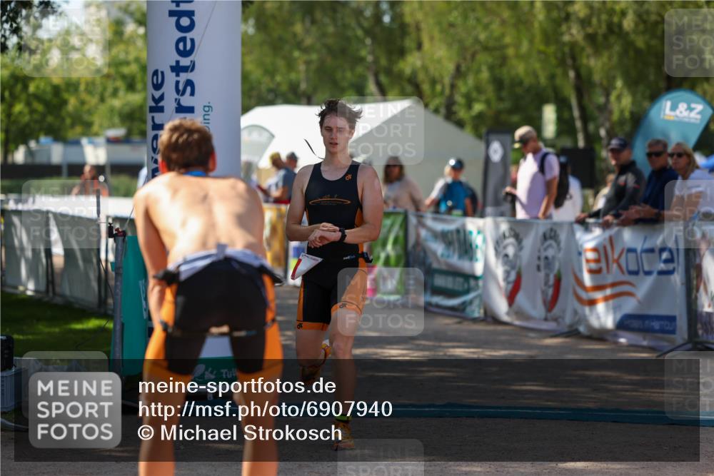 01.09.2024 - 17. Tribühne Triathlon Michael Strokosch http://msf.ph/oto/6907940 01.09.2024 11:44:23 Ziel 384 meine-sportfotos.de