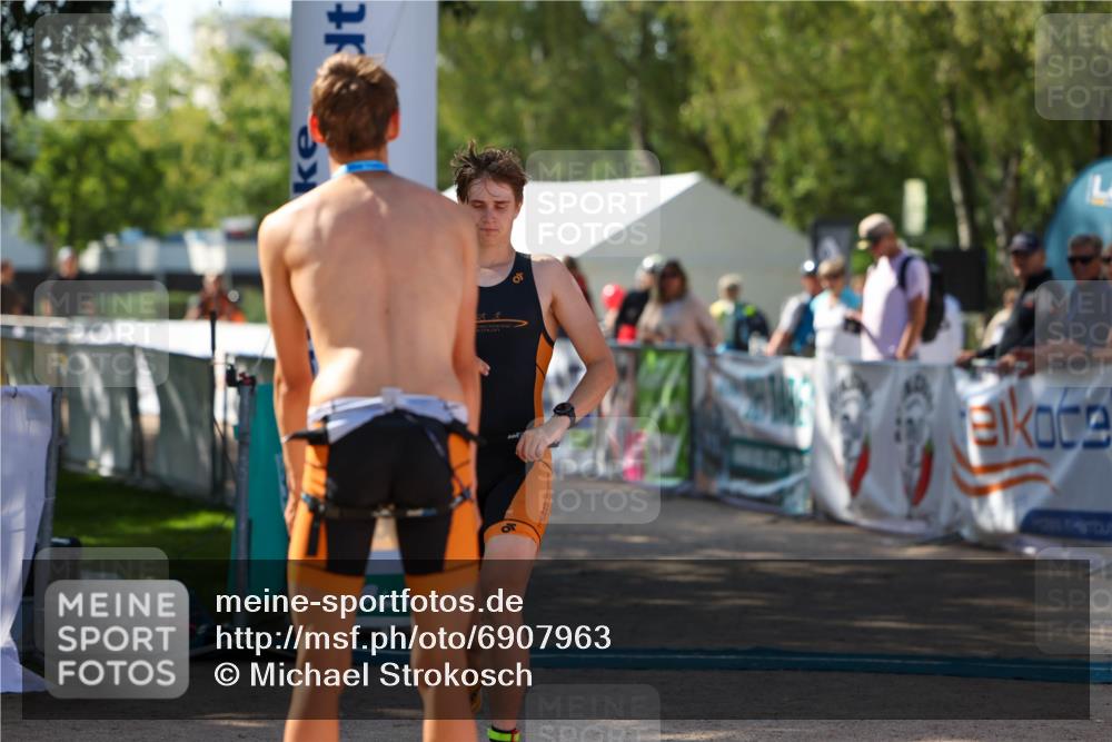 01.09.2024 - 17. Tribühne Triathlon Michael Strokosch http://msf.ph/oto/6907963 01.09.2024 11:44:24 Ziel 384 meine-sportfotos.de