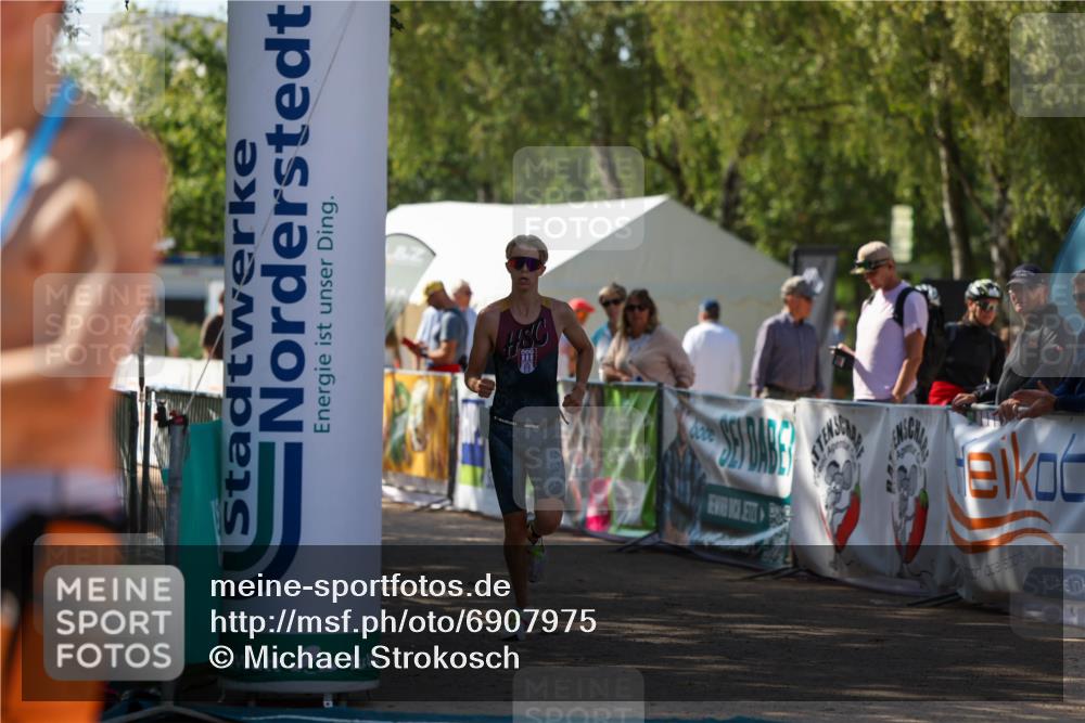 01.09.2024 - 17. Tribühne Triathlon Michael Strokosch http://msf.ph/oto/6907975 01.09.2024 11:44:31 Ziel 317 meine-sportfotos.de