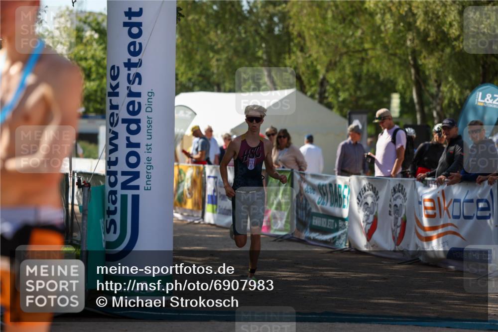 01.09.2024 - 17. Tribühne Triathlon Michael Strokosch http://msf.ph/oto/6907983 01.09.2024 11:44:31 Ziel 317 meine-sportfotos.de