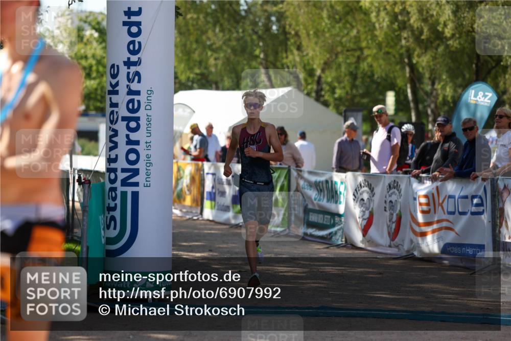 01.09.2024 - 17. Tribühne Triathlon Michael Strokosch http://msf.ph/oto/6907992 01.09.2024 11:44:31 Ziel 317 meine-sportfotos.de