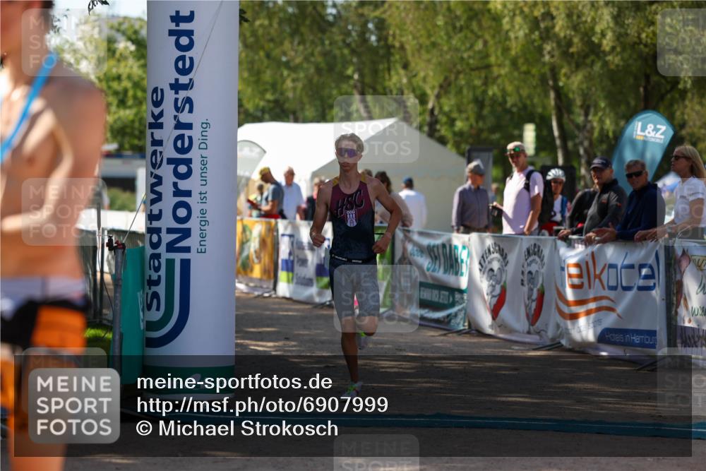 01.09.2024 - 17. Tribühne Triathlon Michael Strokosch http://msf.ph/oto/6907999 01.09.2024 11:44:31 Ziel 317 meine-sportfotos.de