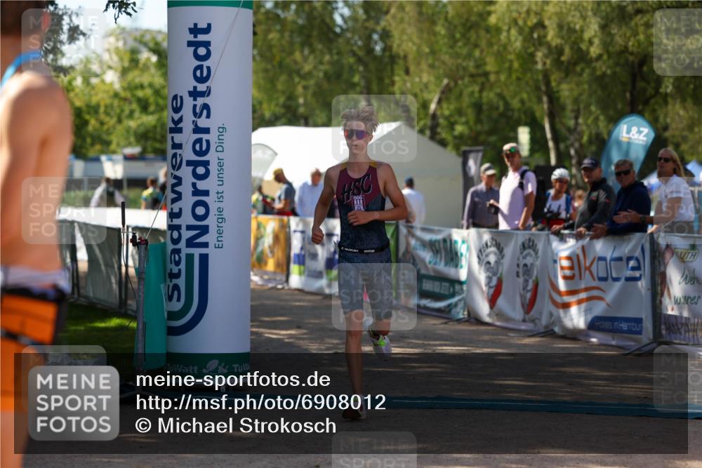 01.09.2024 - 17. Tribühne Triathlon Michael Strokosch http://msf.ph/oto/6908012 01.09.2024 11:44:32 Ziel 317 meine-sportfotos.de