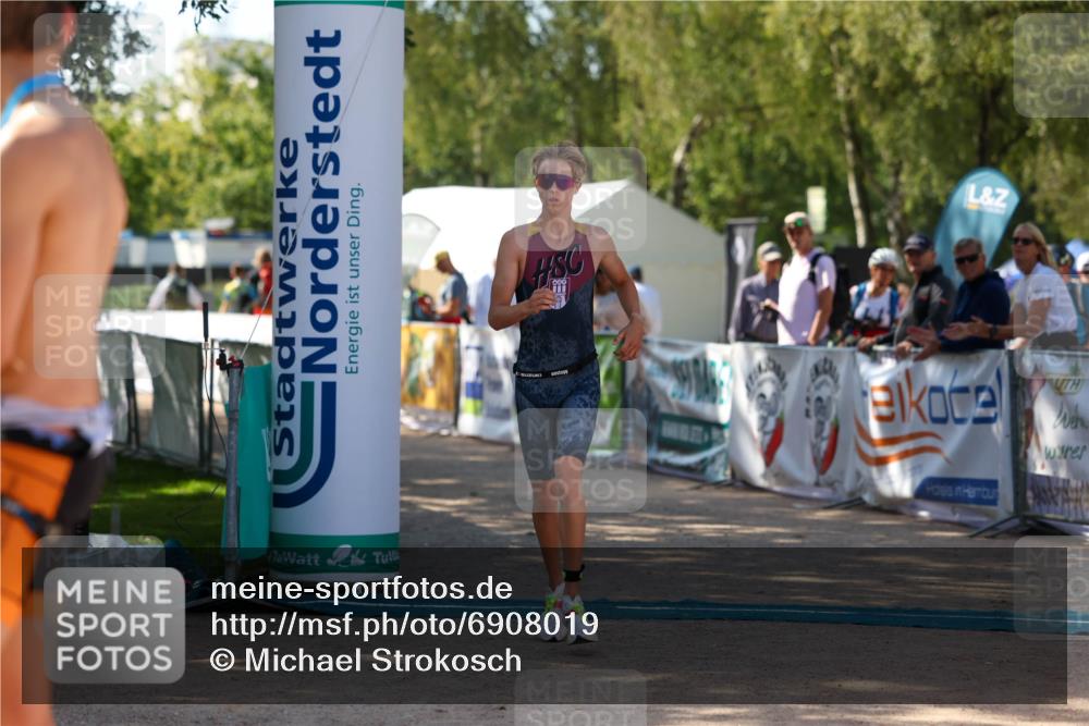 01.09.2024 - 17. Tribühne Triathlon Michael Strokosch http://msf.ph/oto/6908019 01.09.2024 11:44:32 Ziel 317 meine-sportfotos.de