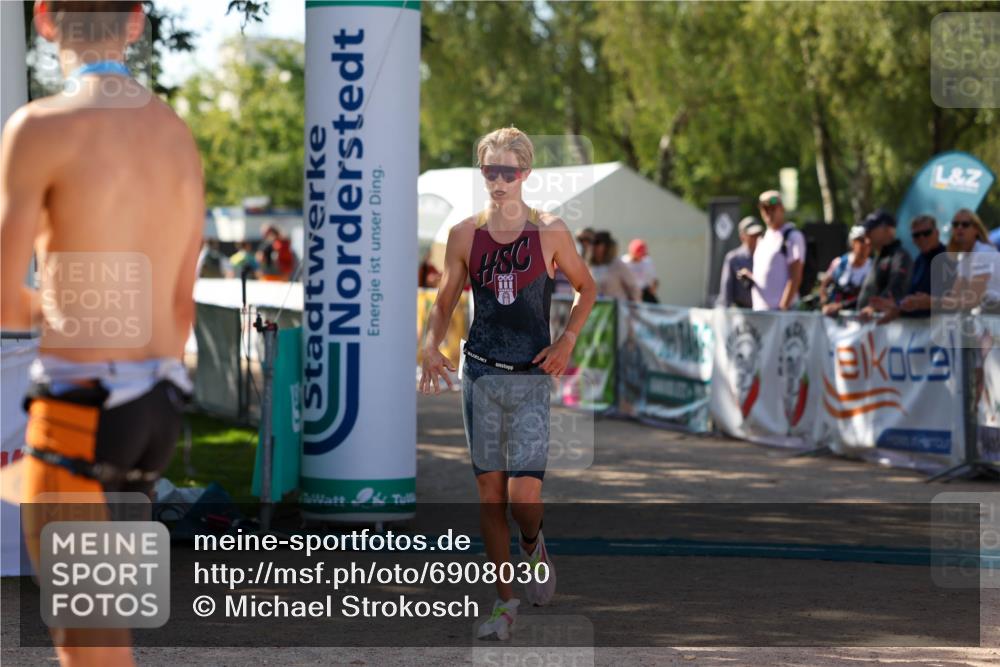 01.09.2024 - 17. Tribühne Triathlon Michael Strokosch http://msf.ph/oto/6908030 01.09.2024 11:44:33 Ziel 317 meine-sportfotos.de