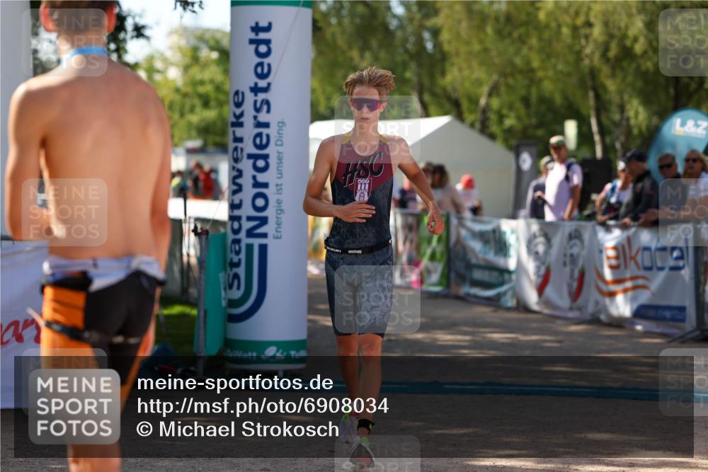 01.09.2024 - 17. Tribühne Triathlon Michael Strokosch http://msf.ph/oto/6908034 01.09.2024 11:44:33 Ziel 317 meine-sportfotos.de