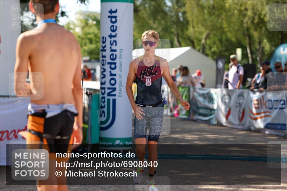 01.09.2024 - 17. Tribühne Triathlon Michael Strokosch http://msf.ph/oto/6908040 01.09.2024 11:44:33 Ziel 317 meine-sportfotos.de