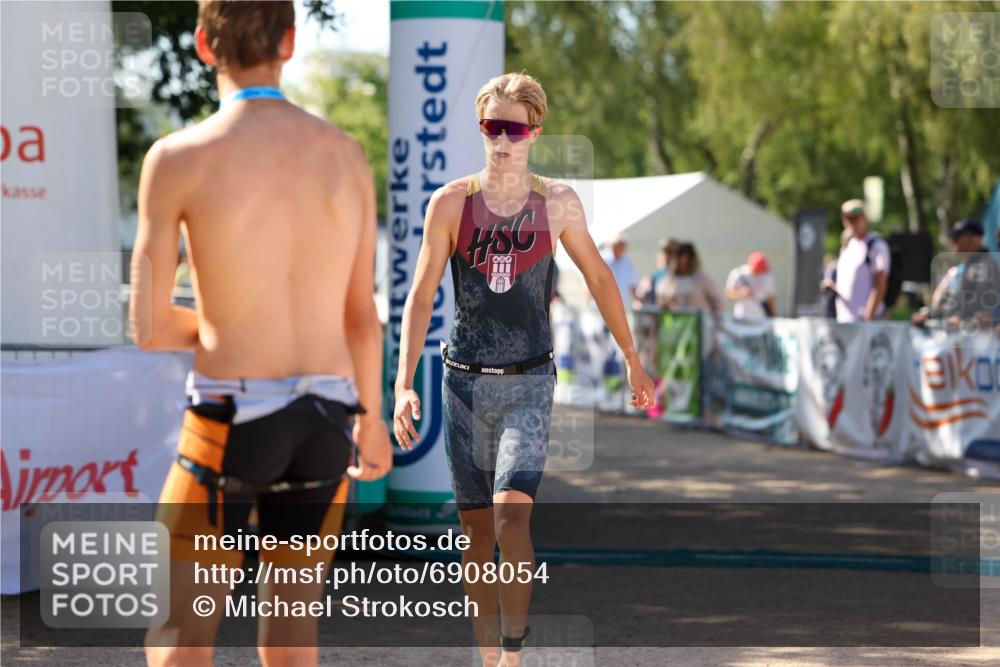 01.09.2024 - 17. Tribühne Triathlon Michael Strokosch http://msf.ph/oto/6908054 01.09.2024 11:44:34 Ziel 317 meine-sportfotos.de