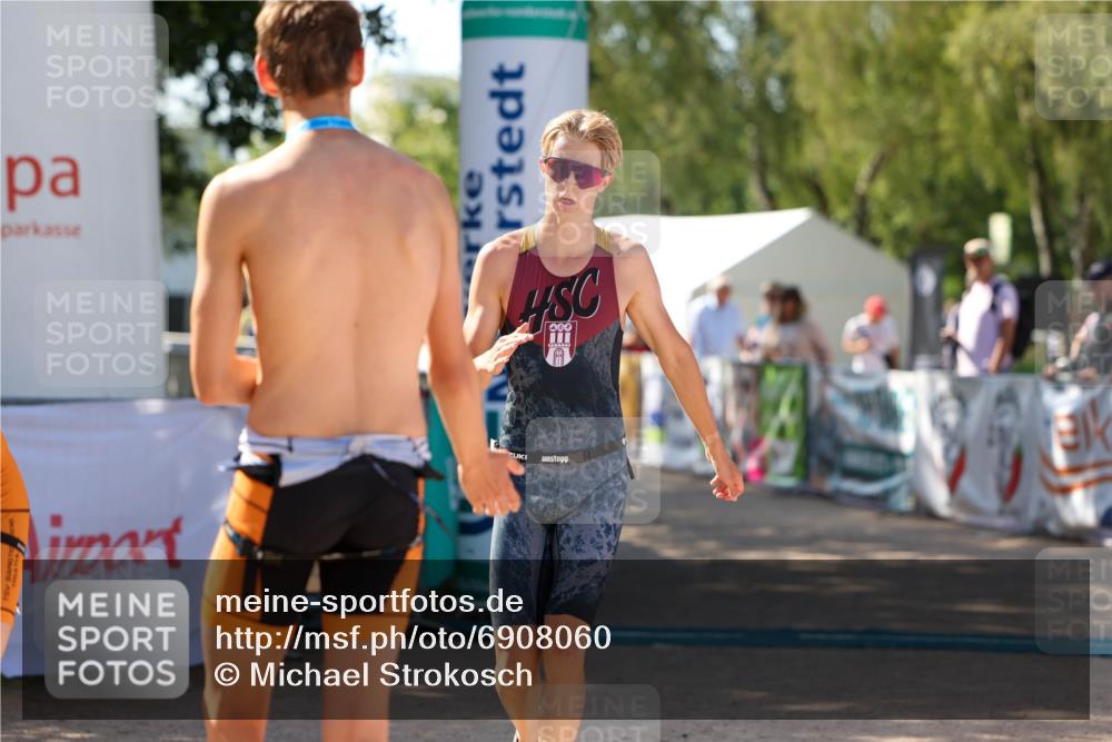 01.09.2024 - 17. Tribühne Triathlon Michael Strokosch http://msf.ph/oto/6908060 01.09.2024 11:44:34 Ziel 317 meine-sportfotos.de