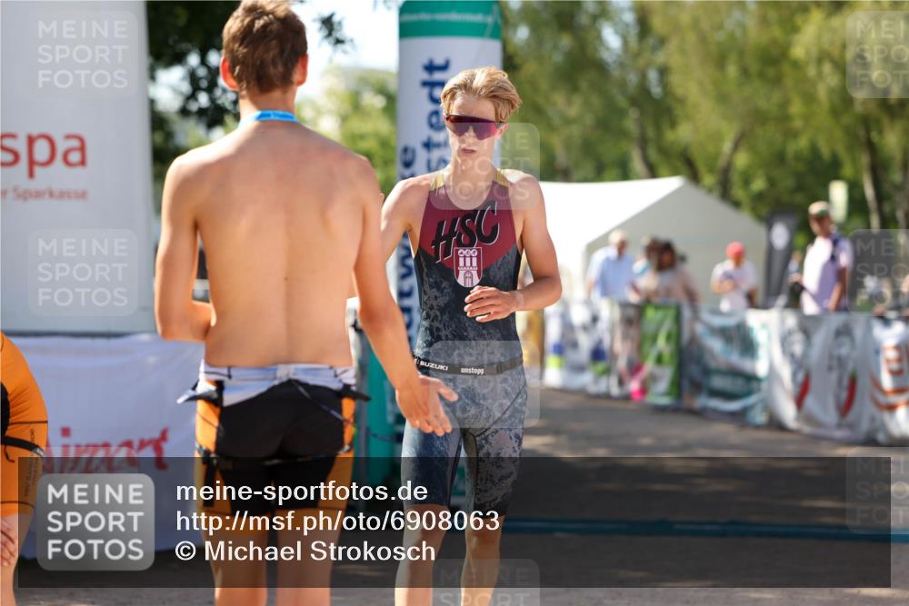 01.09.2024 - 17. Tribühne Triathlon Michael Strokosch http://msf.ph/oto/6908063 01.09.2024 11:44:34 Ziel 317 meine-sportfotos.de