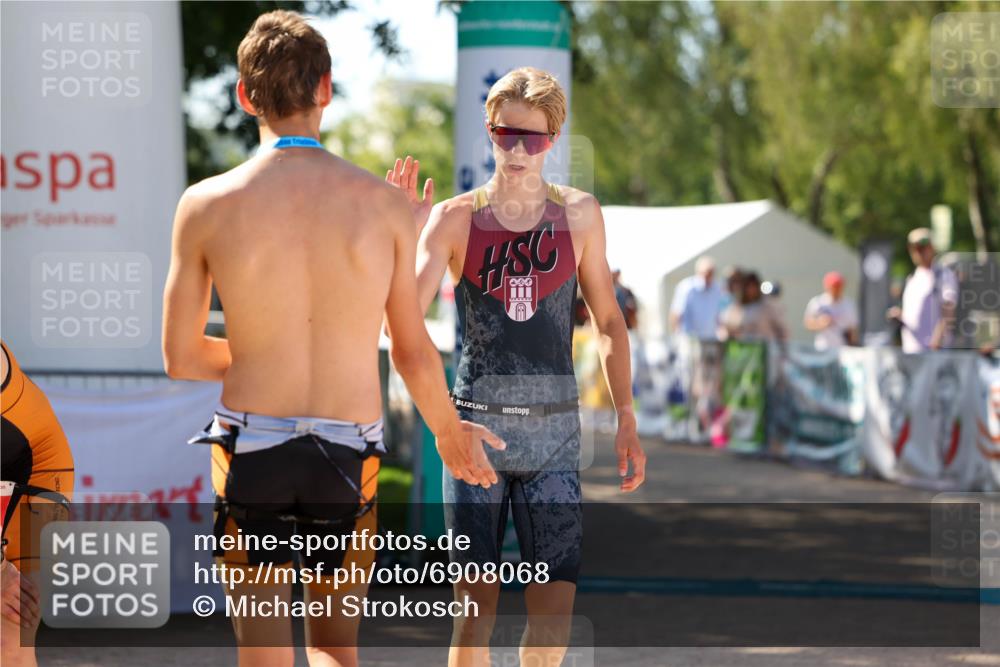 01.09.2024 - 17. Tribühne Triathlon Michael Strokosch http://msf.ph/oto/6908068 01.09.2024 11:44:35 Ziel 317 meine-sportfotos.de