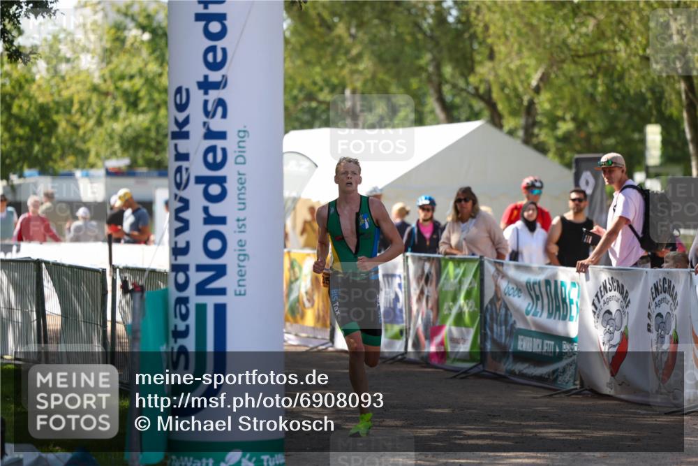 01.09.2024 - 17. Tribühne Triathlon Michael Strokosch http://msf.ph/oto/6908093 01.09.2024 11:45:06 Ziel 351 meine-sportfotos.de