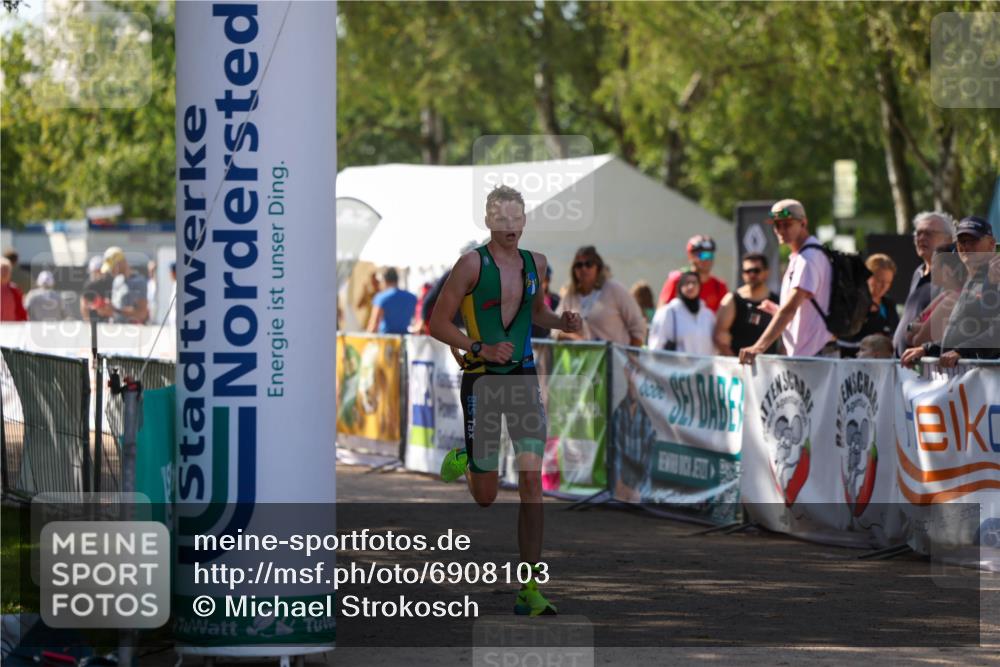 01.09.2024 - 17. Tribühne Triathlon Michael Strokosch http://msf.ph/oto/6908103 01.09.2024 11:45:06 Ziel 351 meine-sportfotos.de