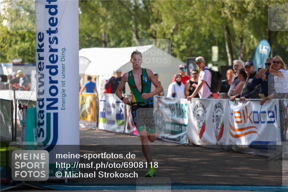 01.09.2024 - 17. Tribühne Triathlon Michael Strokosch http://msf.ph/oto/6908118 01.09.2024 11:45:07 Ziel 351 meine-sportfotos.de