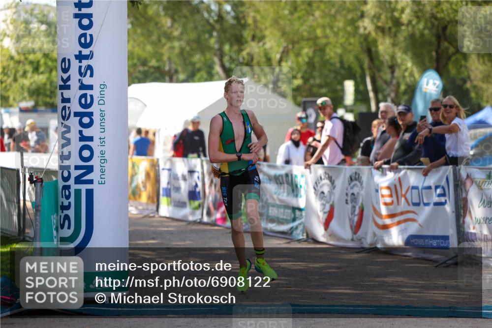 01.09.2024 - 17. Tribühne Triathlon Michael Strokosch http://msf.ph/oto/6908122 01.09.2024 11:45:07 Ziel 351 meine-sportfotos.de