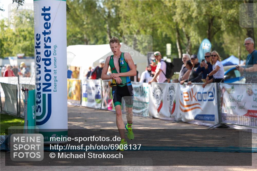 01.09.2024 - 17. Tribühne Triathlon Michael Strokosch http://msf.ph/oto/6908137 01.09.2024 11:45:07 Ziel 351 meine-sportfotos.de