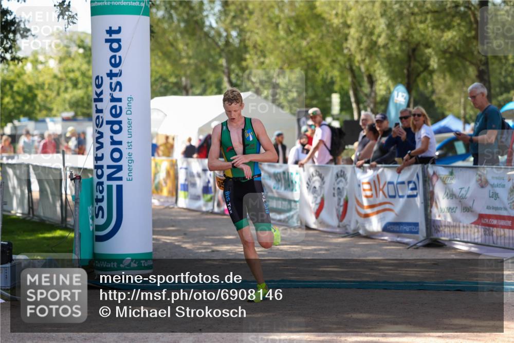 01.09.2024 - 17. Tribühne Triathlon Michael Strokosch http://msf.ph/oto/6908146 01.09.2024 11:45:08 Ziel 351 meine-sportfotos.de