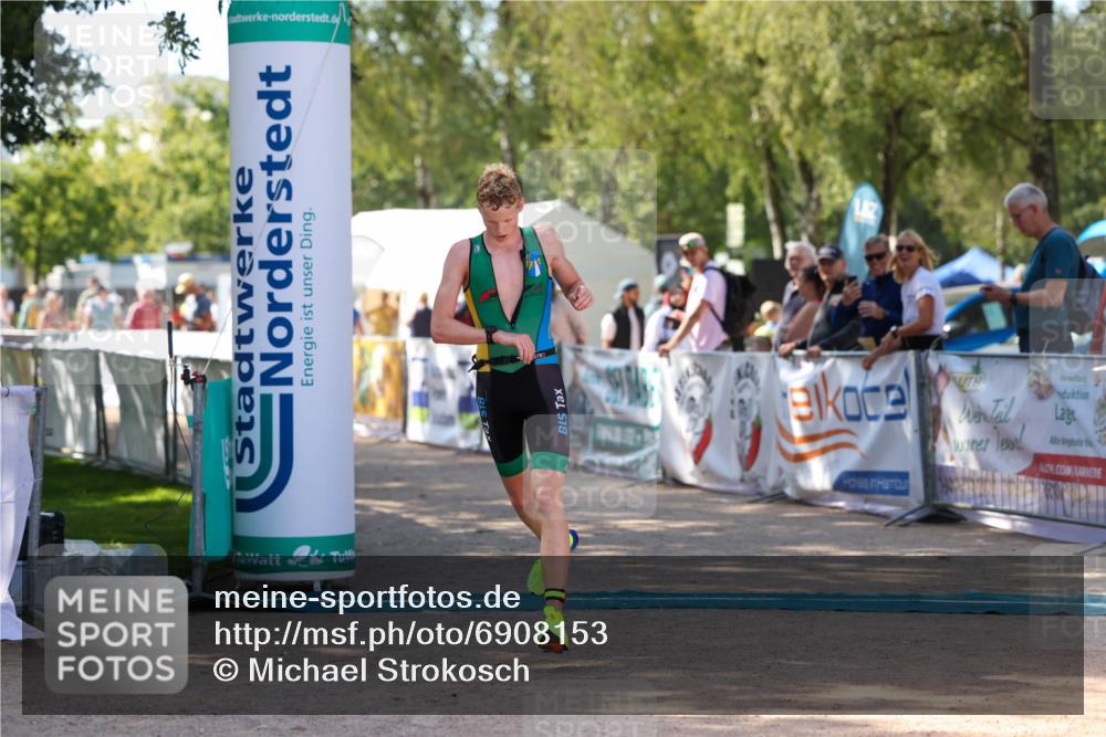 01.09.2024 - 17. Tribühne Triathlon Michael Strokosch http://msf.ph/oto/6908153 01.09.2024 11:45:08 Ziel 351 meine-sportfotos.de