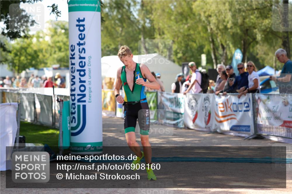 01.09.2024 - 17. Tribühne Triathlon Michael Strokosch http://msf.ph/oto/6908160 01.09.2024 11:45:08 Ziel 351 meine-sportfotos.de