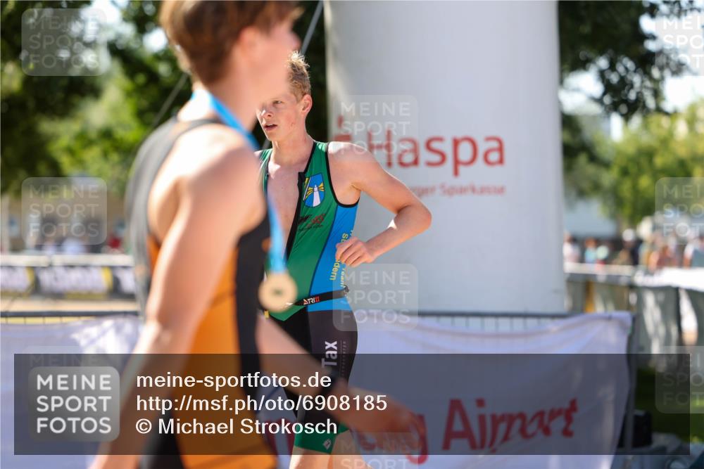 01.09.2024 - 17. Tribühne Triathlon Michael Strokosch http://msf.ph/oto/6908185 01.09.2024 11:45:09 Ziel 351 meine-sportfotos.de