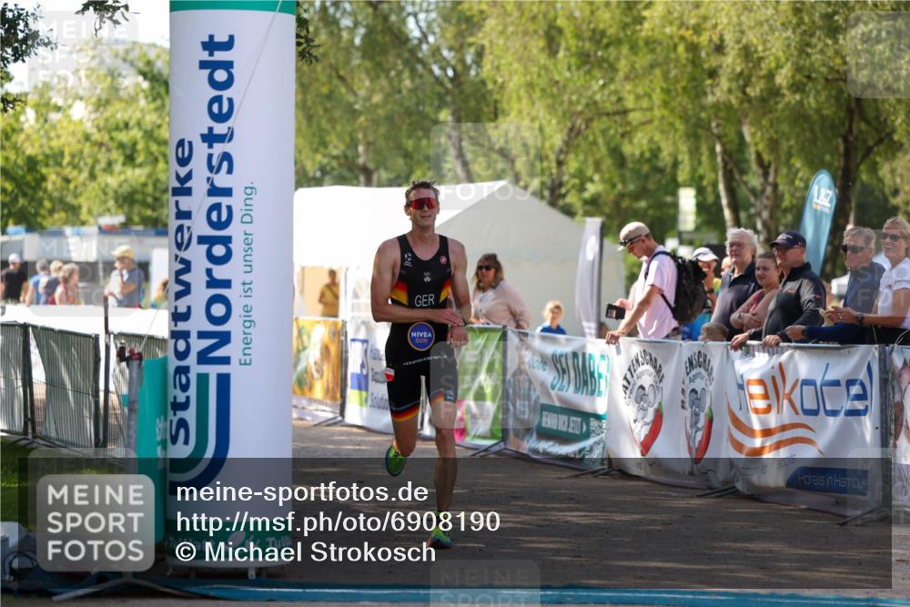 01.09.2024 - 17. Tribühne Triathlon Michael Strokosch http://msf.ph/oto/6908190 01.09.2024 11:45:19 Ziel 436 meine-sportfotos.de