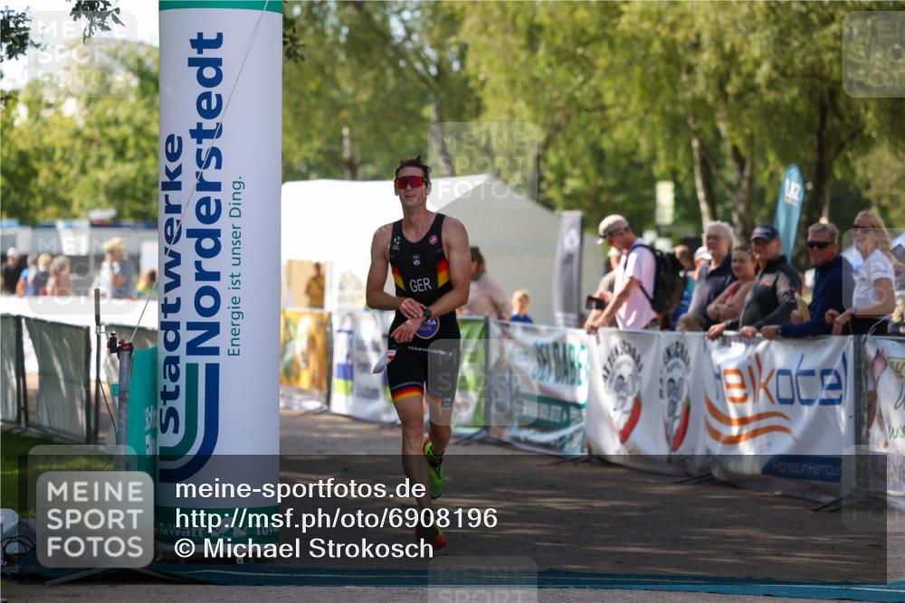 01.09.2024 - 17. Tribühne Triathlon Michael Strokosch http://msf.ph/oto/6908196 01.09.2024 11:45:20 Ziel 436 meine-sportfotos.de