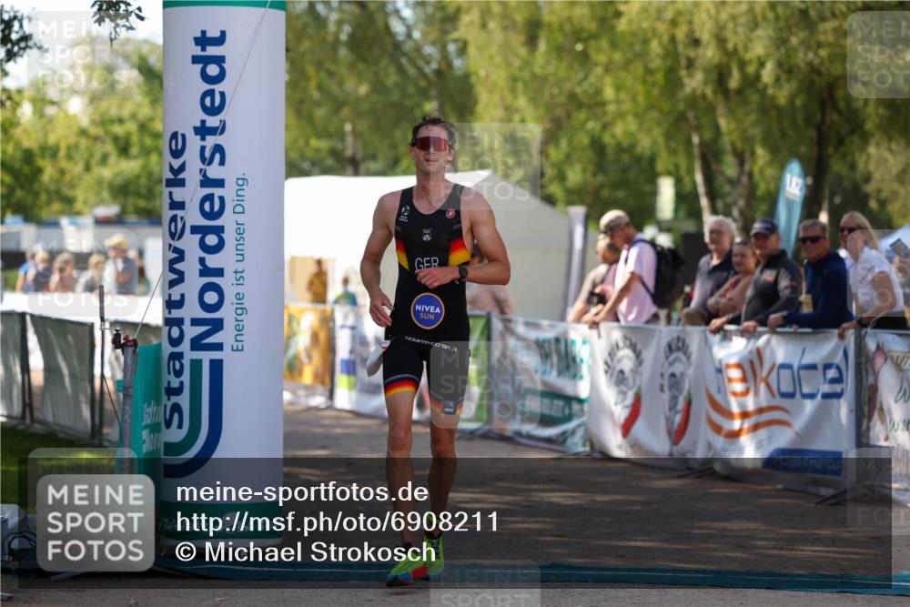 01.09.2024 - 17. Tribühne Triathlon Michael Strokosch http://msf.ph/oto/6908211 01.09.2024 11:45:20 Ziel 436 meine-sportfotos.de