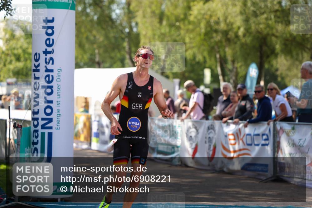 01.09.2024 - 17. Tribühne Triathlon Michael Strokosch http://msf.ph/oto/6908221 01.09.2024 11:45:21 Ziel 436 meine-sportfotos.de