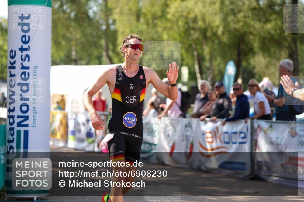 01.09.2024 - 17. Tribühne Triathlon Michael Strokosch http://msf.ph/oto/6908230 01.09.2024 11:45:21 Ziel 436 meine-sportfotos.de