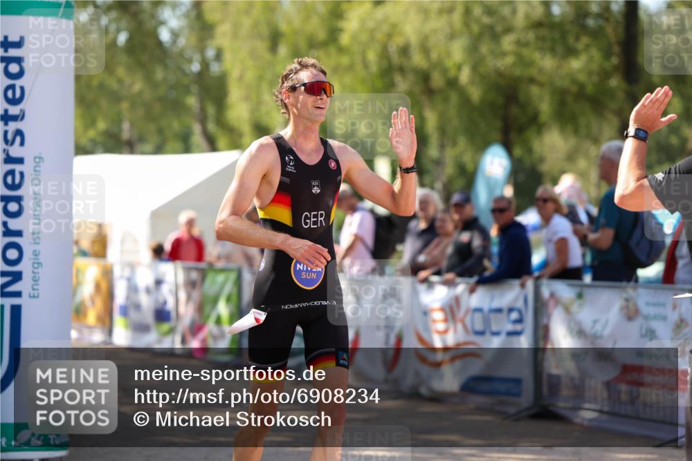 01.09.2024 - 17. Tribühne Triathlon Michael Strokosch http://msf.ph/oto/6908234 01.09.2024 11:45:22 Ziel 436 meine-sportfotos.de