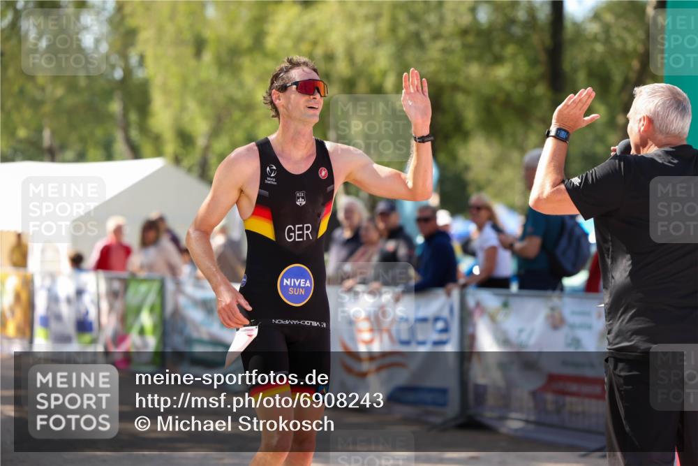 01.09.2024 - 17. Tribühne Triathlon Michael Strokosch http://msf.ph/oto/6908243 01.09.2024 11:45:22 Ziel 436 meine-sportfotos.de