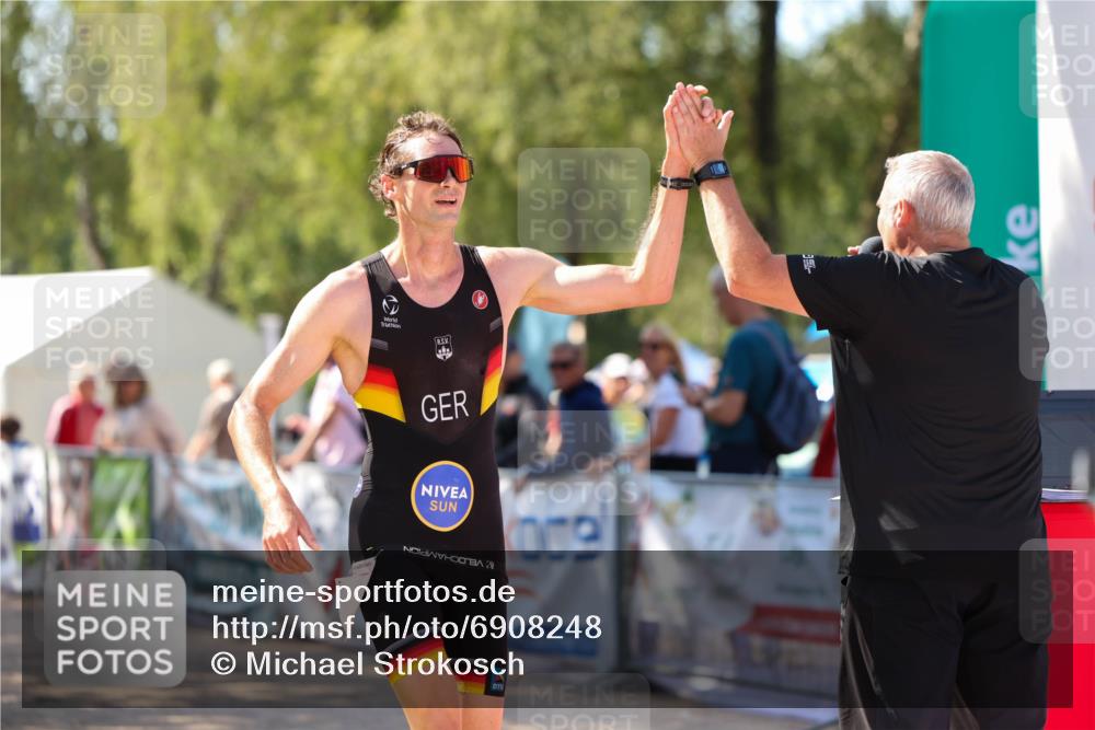 01.09.2024 - 17. Tribühne Triathlon Michael Strokosch http://msf.ph/oto/6908248 01.09.2024 11:45:22 Ziel 436 meine-sportfotos.de