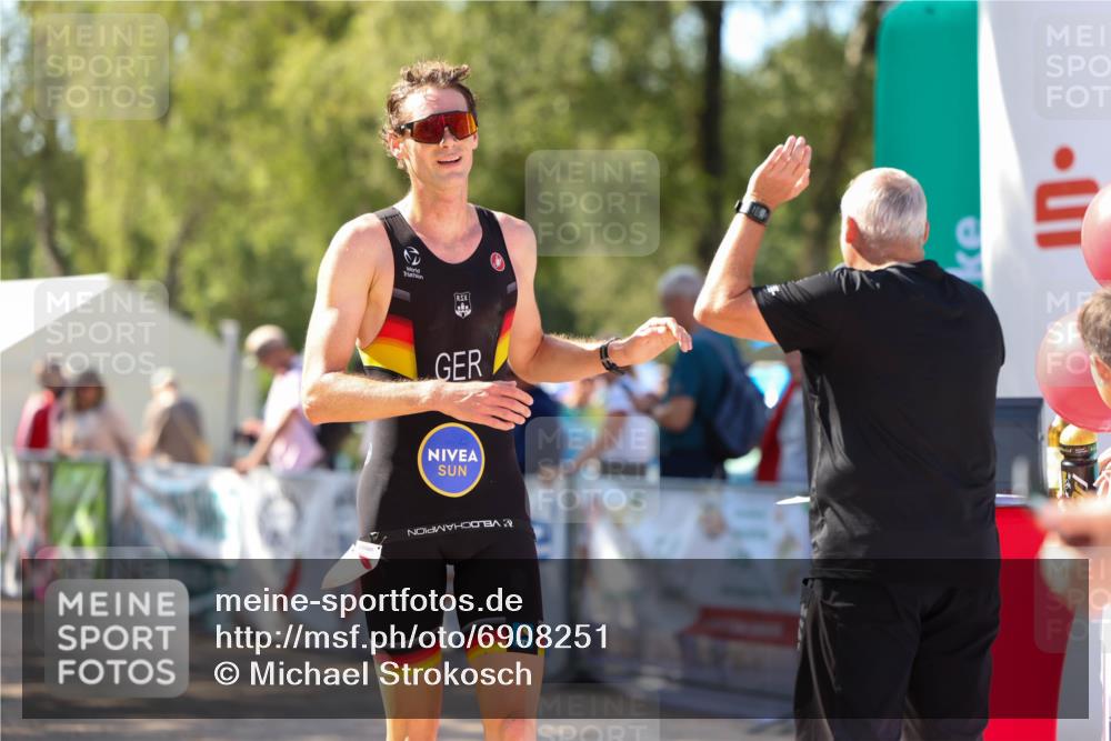 01.09.2024 - 17. Tribühne Triathlon Michael Strokosch http://msf.ph/oto/6908251 01.09.2024 11:45:23 Ziel 436 meine-sportfotos.de