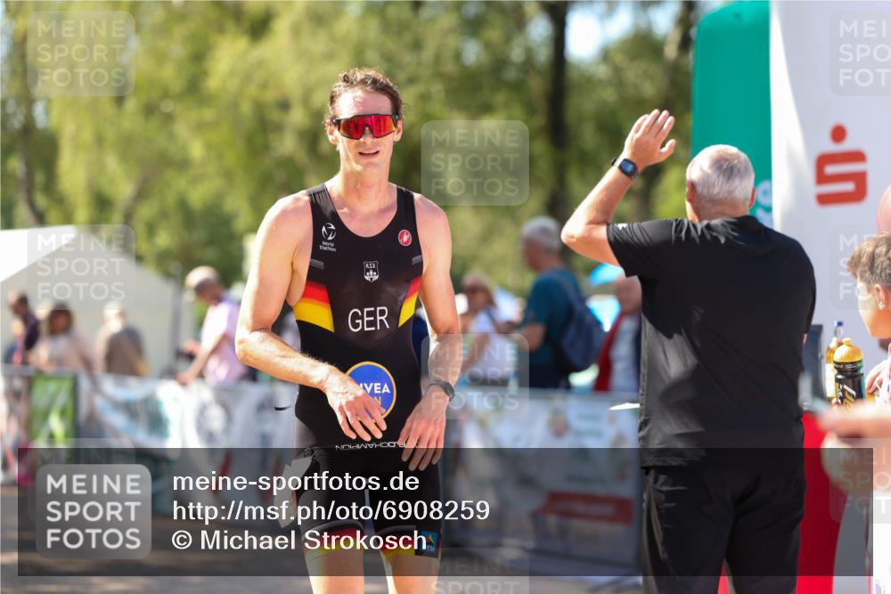 01.09.2024 - 17. Tribühne Triathlon Michael Strokosch http://msf.ph/oto/6908259 01.09.2024 11:45:23 Ziel 436 meine-sportfotos.de