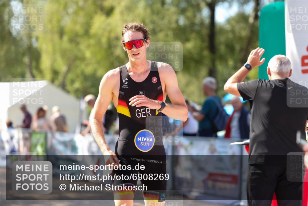 01.09.2024 - 17. Tribühne Triathlon Michael Strokosch http://msf.ph/oto/6908269 01.09.2024 11:45:23 Ziel 436 meine-sportfotos.de