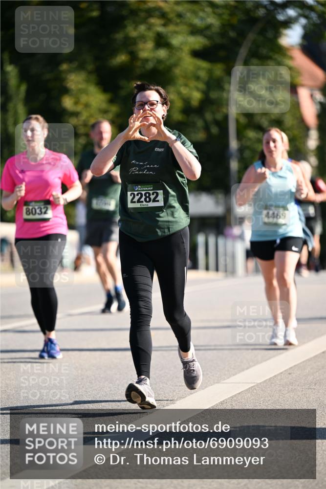 01.09.2024 - BARMER Alsterlauf Dr. Thomas Lammeyer http://msf.ph/oto/6909093 01.09.2024 09:43:56 Laufen 8032, 35, 2282, 4469 meine-sportfotos.de