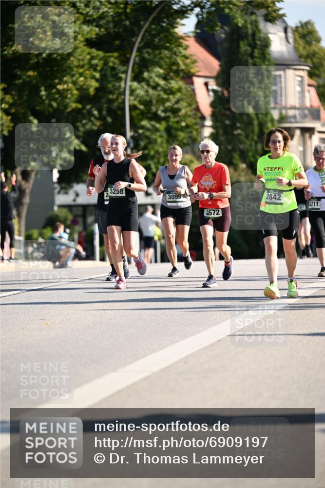 01.09.2024 - BARMER Alsterlauf Dr. Thomas Lammeyer http://msf.ph/oto/6909197 01.09.2024 09:44:00 Laufen 3258, 3099, 3572, 2842, 5211 meine-sportfotos.de