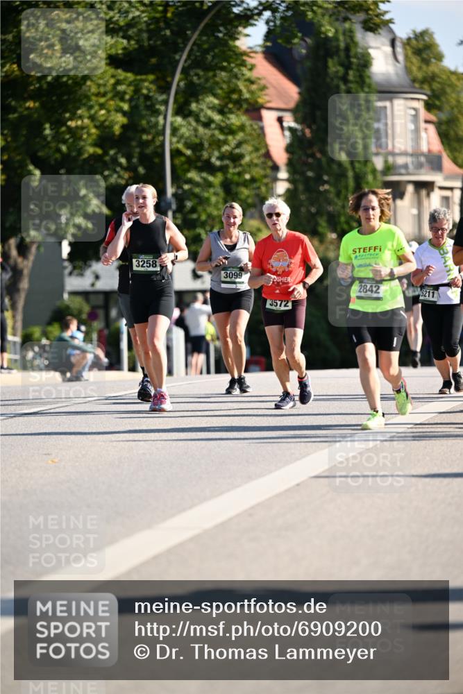 01.09.2024 - BARMER Alsterlauf Dr. Thomas Lammeyer http://msf.ph/oto/6909200 01.09.2024 09:44:00 Laufen 3258, 3099, 3572, 2842, 5211 meine-sportfotos.de