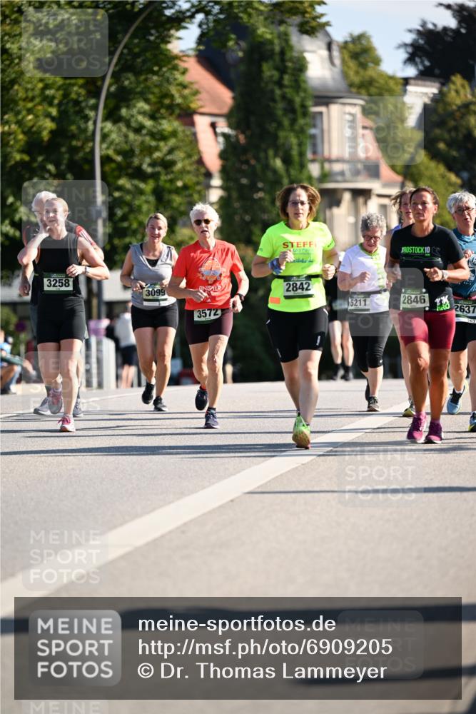 01.09.2024 - BARMER Alsterlauf Dr. Thomas Lammeyer http://msf.ph/oto/6909205 01.09.2024 09:44:00 Laufen 10, 3258, 3099, 2842, 5211, 2846, 3572, 2637, 2631 meine-sportfotos.de
