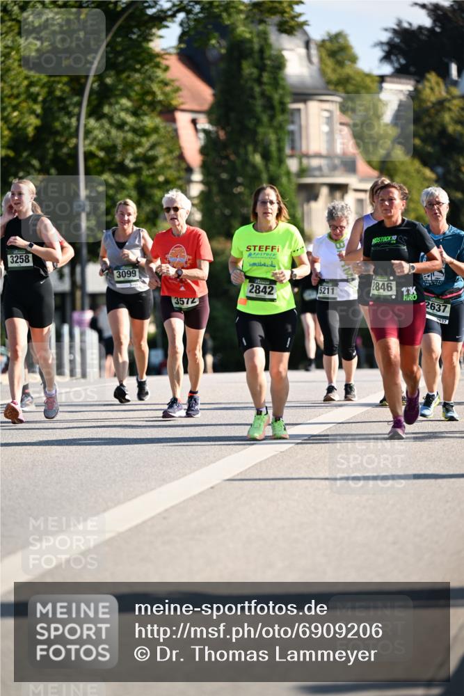 01.09.2024 - BARMER Alsterlauf Dr. Thomas Lammeyer http://msf.ph/oto/6909206 01.09.2024 09:44:00 Laufen 10, 3258, 3099, 2842, 2846, 5211, 3572, 2637, 2637 meine-sportfotos.de
