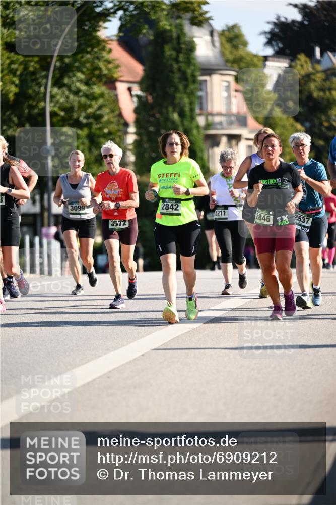 01.09.2024 - BARMER Alsterlauf Dr. Thomas Lammeyer http://msf.ph/oto/6909212 01.09.2024 09:44:00 Laufen 3, 3099, 3572, 2842, 10, 5211, 2846, 2637, 2637 meine-sportfotos.de