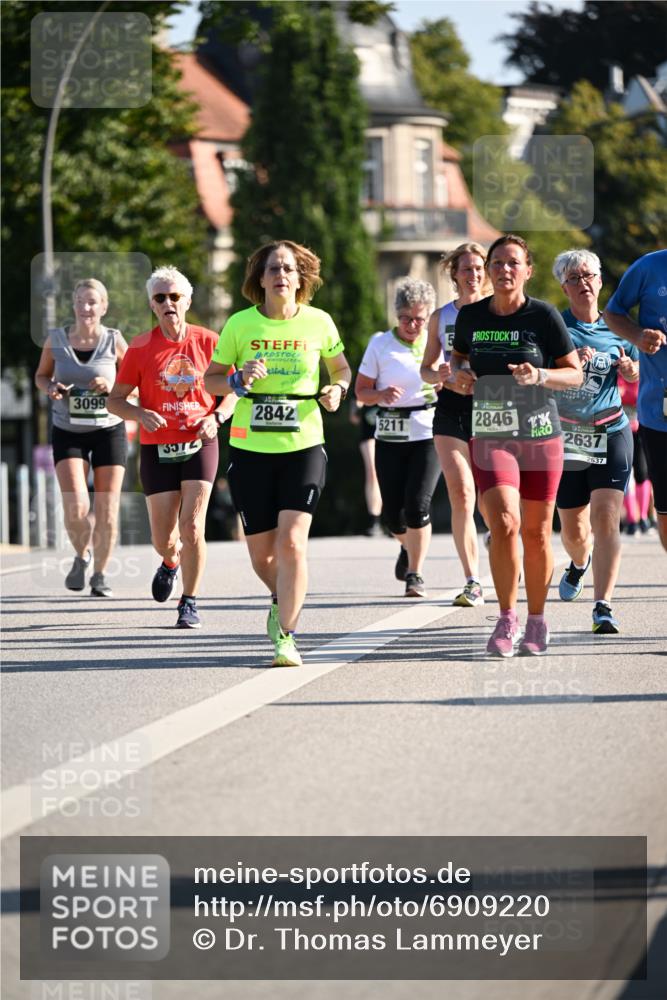01.09.2024 - BARMER Alsterlauf Dr. Thomas Lammeyer http://msf.ph/oto/6909220 01.09.2024 09:44:01 Laufen 10, 3099, 2842, 5211, 2846, 3572, 2637, 2637 meine-sportfotos.de