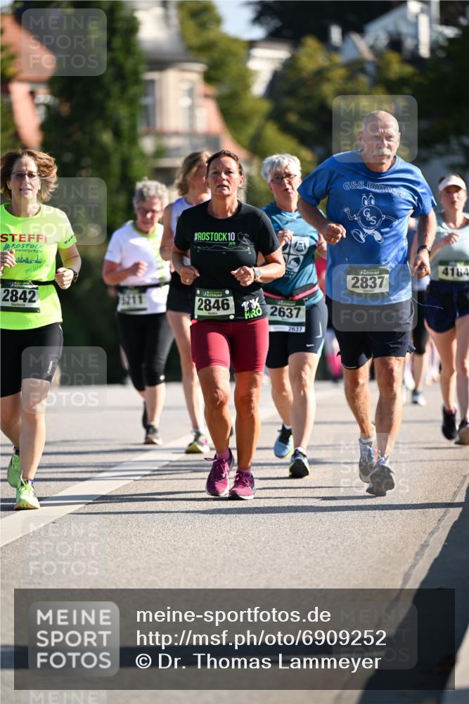 01.09.2024 - BARMER Alsterlauf Dr. Thomas Lammeyer http://msf.ph/oto/6909252 01.09.2024 09:44:01 Laufen 2842, 10, 2018, 2846, 2637, 2637, 2837, 4184 meine-sportfotos.de